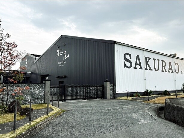 見学ツアーはここからスタート。門の奥に蒸留所が広がっている