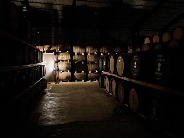 敷地内にある貯蔵庫。樽詰めされたウイスキーが静かに眠っている