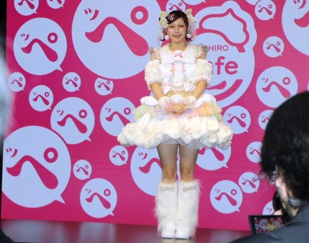 ふりふりミニドレス姿で登場したしなこさん
