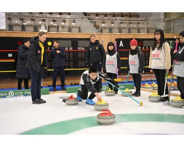 スウェーデン選手にスローを教わる子どもたち