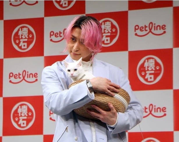 ムービーで共演した猫のシエルちゃんと見つめ合ってうっとりするシーンも