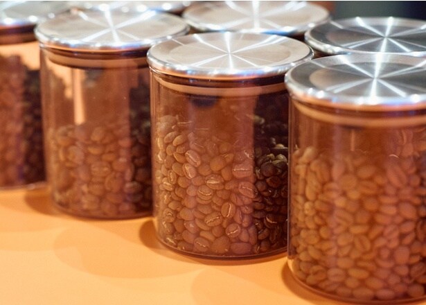 「テ」とは別に「テメェコーヒー」の豆も常時14種類ほど並ぶ。自家焙煎の豆やヒロさんおすすめのロースターの豆もそろう