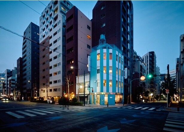 ひと際目立つ水色の建物が目印。3月以降にはECサイトでの豆の販売も予定