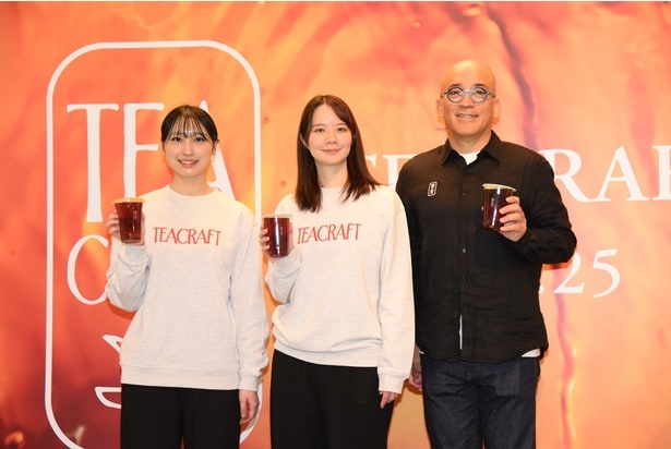 左より、ゴンチャ LINKS UMEDA店クルーの足立理紗さん、マーケティング部の木村杏奈さん、代表取締役社長の角田淳さん