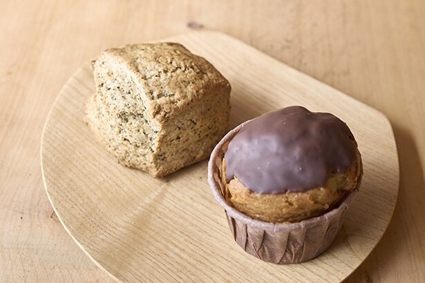 グルテンフリーの、チョコがけ米粉マフィン370円。スペルト小麦のスコーン・紅茶370円。ベイクは高知市や土佐市、いの町でも定期的に販売