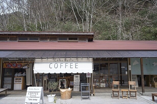 コーヒーで旅する日本／四国編｜カメラをポットに持ち替えて。のどかな山懐で気持ち解ける、職人気質の一杯。「Coffee stand CANS Hutte」