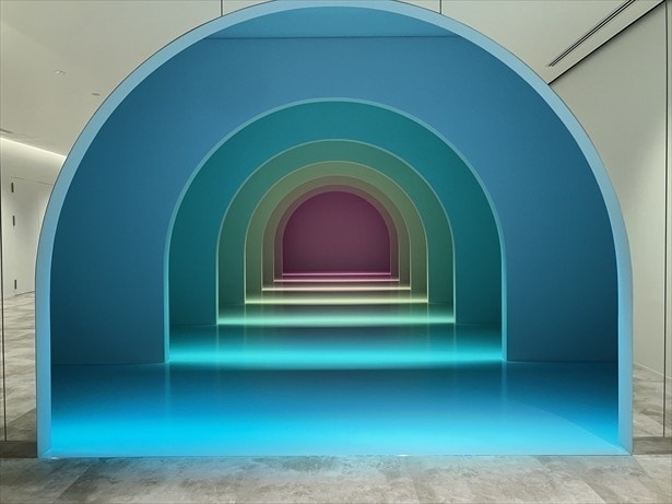 ワンダリア横浜エントランス。トンネルが非日常への入り口を予感させる