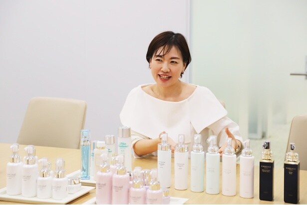 シリーズごとの特徴を教えてくれた大西さん。テーブルには“肌実感”にこだわって開発されたスキンケアアイテムがずらり!