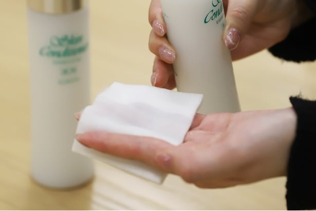 “スキコン”の1回の使用量は、指が2本透けるぐらいが目安
