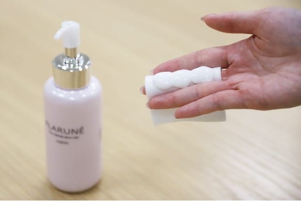 1回の使用量は3プッシュがおすすめ。コットンをきき手の中指に巻きつけて、顔の5カ所に乳液を置いてからなじませていく