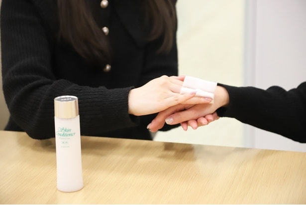 店舗カウンターでは顔だけではなく、このように手元で商品を試すこともできる