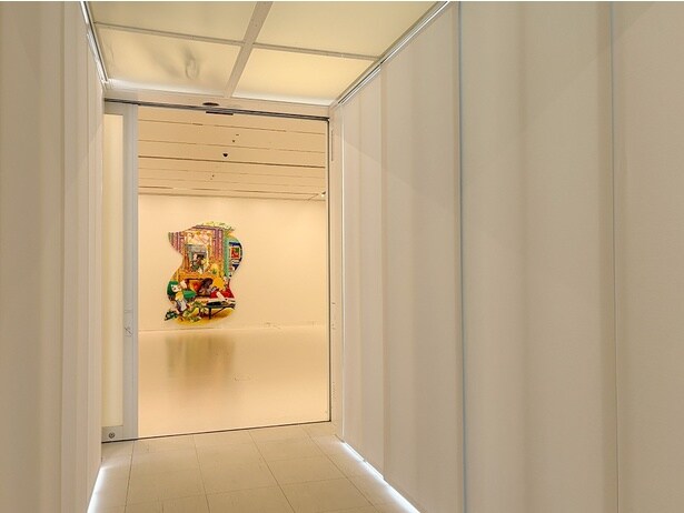この通路を渡って隣の展示室へと移動する