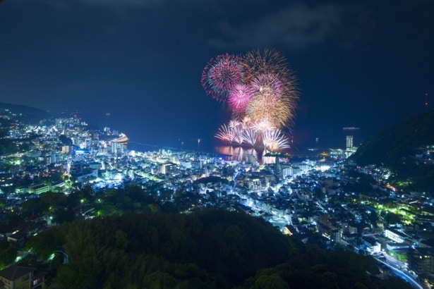 高台に位置するリゾナーレ熱海は、熱海の夜景や花火を楽しむ特等席