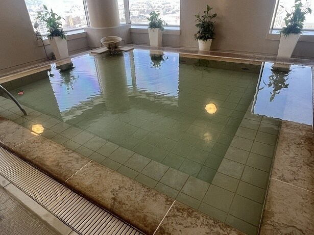 JR札幌駅南口の地下から湧き出した天然温泉