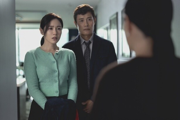 【写真】主人公マンス(イ・ビョンホン)と妻のミリ(ソン・イェジン)