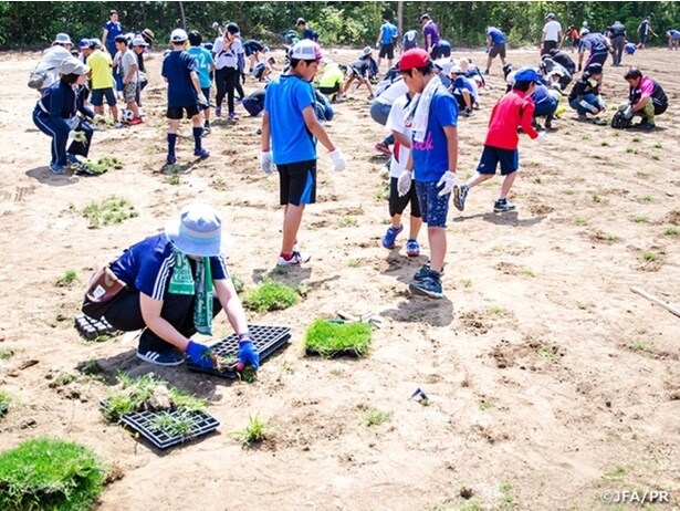 ポット苗の植え付けに集まった参加者。芝生の苗を50センチ間隔で植えていく