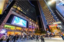 【新宿観光】新宿で大人の夜遊び！爆笑の「よしもと」から絶景テラス、シメは昭和レトロな「思い出横丁」で酔いしれる至福のモデルコース