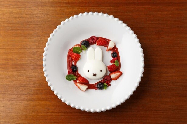 「RHUBARBE」で味わえる、ミッフィーのブランマンジェ(1760円、各日12食限定、1ドリンクオーダー必須)