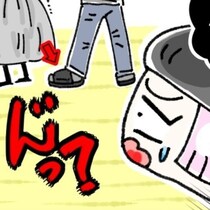 【盗撮する客】スカートの中を狙う！サンダルの下にスマホ…!?不自然な足の動きに気づいた瞬間が怖すぎる【作者に聞く】