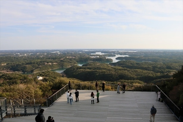 広々としたデッキを有する横山天空カフェテラス。英虞湾を見下ろす絶景が広がる