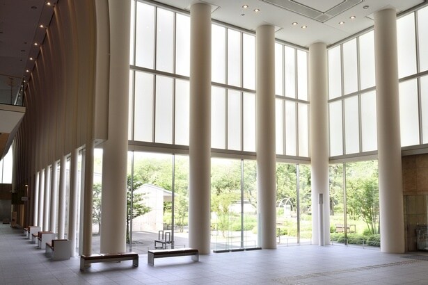 府中市美術館1階エントランス
