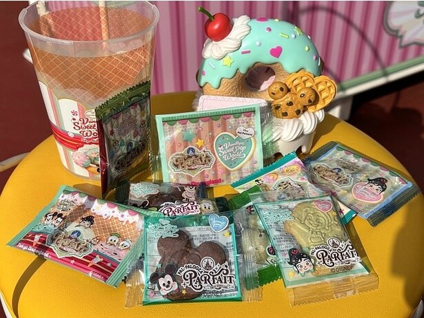「ペイストリーパレス」のスイーツセットに入れられるのは、チョコレートクランチやクッキー、おせんべいやグミなど