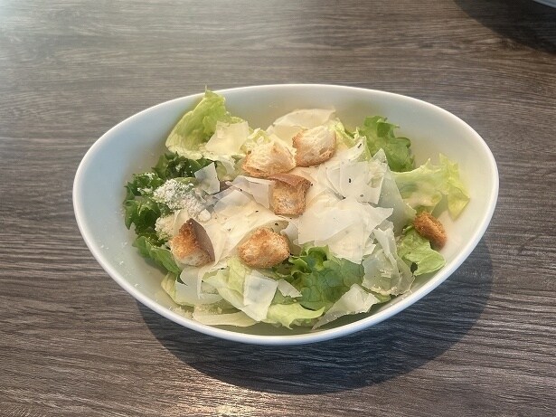 ドリンクとサラダはセットになっている