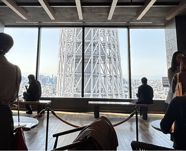 店内から見える東京スカイツリー。晴れていたら富士山も見える！