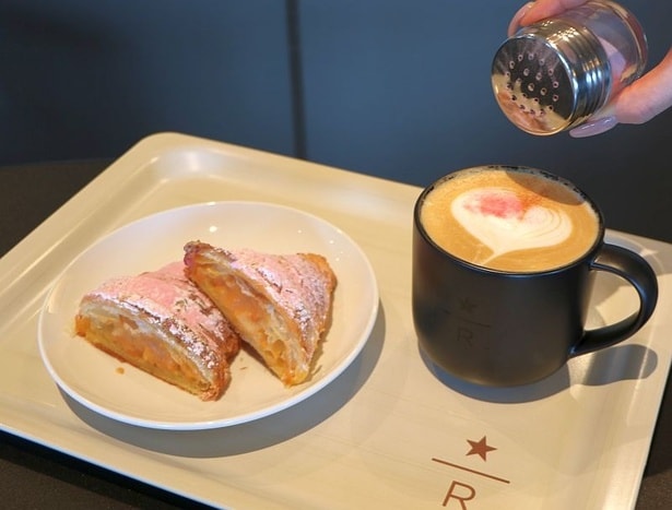 新作「コルネッティ サクラ」と、「サクラ ブルーミング パウダー」をひと振りした「クラシック ダブル トール ラテ」