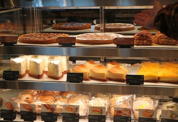 魅力的なドルチェが並ぶ店頭のショーケース