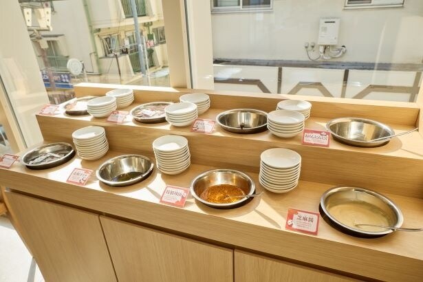 薬味台で自分好みの味にすべく調味料を選ぼう