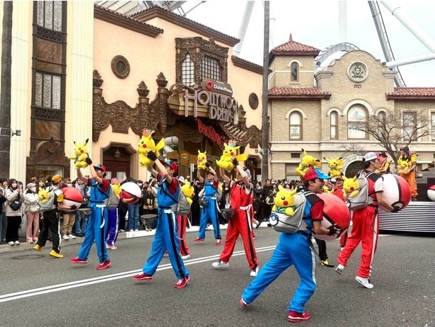 抱っこやおんぶをされるリアルサイズのピカチュウが愛らしい