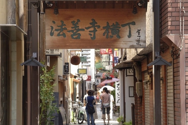 西側の入口の「法善寺横丁」は藤山寛美が書いた