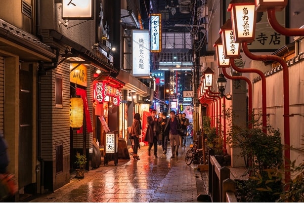 【道頓堀観光】くいだおれ人形のその先に…なにわ情緒あふれる別世界!?「法善寺横丁」で楽しむレトロさんぽ