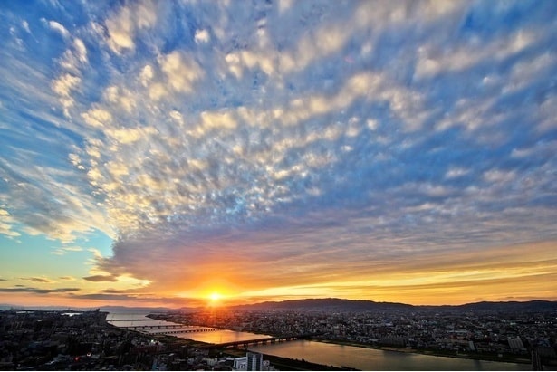 大阪湾の夕日が見える