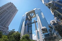 空中庭園から絶景を堪能！シースルーの空中エスカレーターも。JR梅田駅北側“うめきた”エリアの「梅田スカイビル」が愛され続ける理由