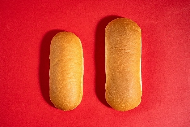 【写真】「生コッペパン(イチゴジャム＆マーガリン)」。3年間で累計3億食を販売した人気の「生コッペパン」がサイズUPして登場