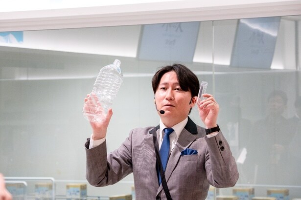 菊島さんが、ペットボトルも自社生産していることを紹介