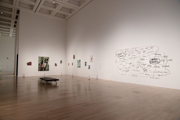 「第3章　あの瞬間(とき)を共有する：音楽、サブカルチャー、ファッション」の展示風景