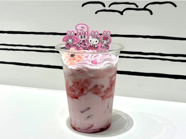 エスターバニー×サンリオピューロランド 果肉たっぷり♡スペシャルいちごミルク(1000円)