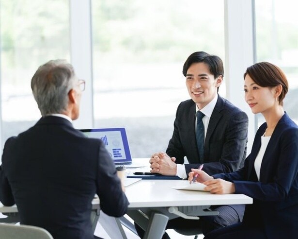 会議や商談など外部の人と話す際には「身内敬語」に注意が必要だ