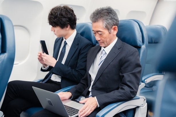 社会人は出張で新幹線を使うことも