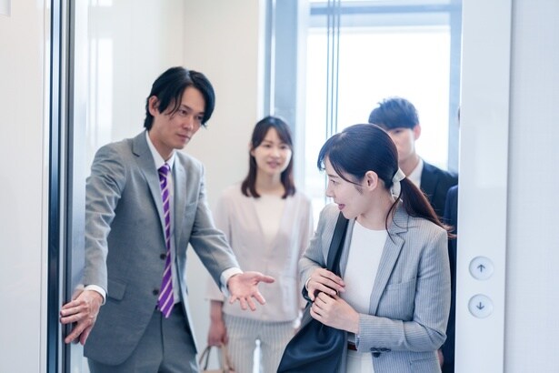 エレベーターでは目上の人や来客に先に降りてもらうのがマナー