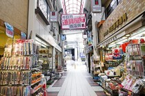 【難波観光】「天下の台所」大阪を支える「千日前道具屋筋商店街」に潜入！鍋や包丁、食品サンプルにたこ焼きの鉄板まで…見て歩くだけでも楽しい料理道具のお店がずらり