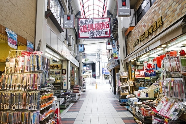 【難波観光】「天下の台所」大阪を支える「千日前道具屋筋商店街」に潜入!鍋や包丁、食品サンプルにたこ焼きの鉄板まで…見て歩くだけでも楽しい料理道具のお店がずらり