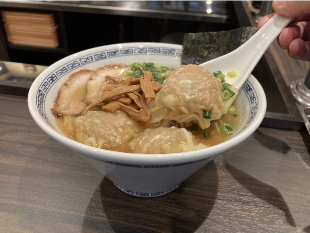 ワンタンの餡の具材は細かくて食べやすい。サイドメニューに「皿わんたん」(6個960円※1人の方のみ3個500円の注文も可能)もある