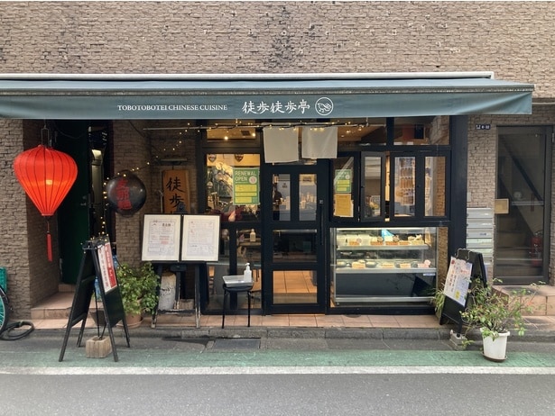 朝昼夜の3部営業。店頭ではテイクアウト商品を販売。炒飯や丼メニューなどの弁当系は近隣のビジネスマンに好評