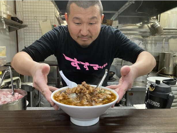 店主の鈴木信介さん。「やる気、元気、すず鬼」のコンセプトのもと、元気の出るラーメンを提供してくれる!