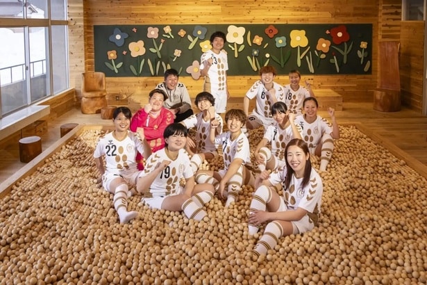 女子サッカーチームが担い手不足の棚田を守り、国際芸術祭を運営。日本唯一の取り組みをするFC越後妻有を支える選手と住民の絆