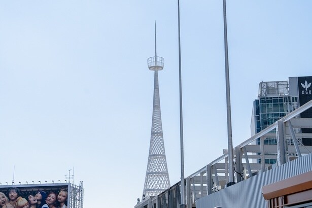 横浜開港100周年記念時に設置された「愛市の塔」には、当時、鐘が吊り下げられていた。その鐘は、BASEGATEの敷地内にモニュメントとして飾られている